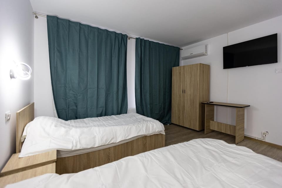 Bed, TV and multimedia, Photo of the whole room, Bedroom, wardrobe, air conditioner