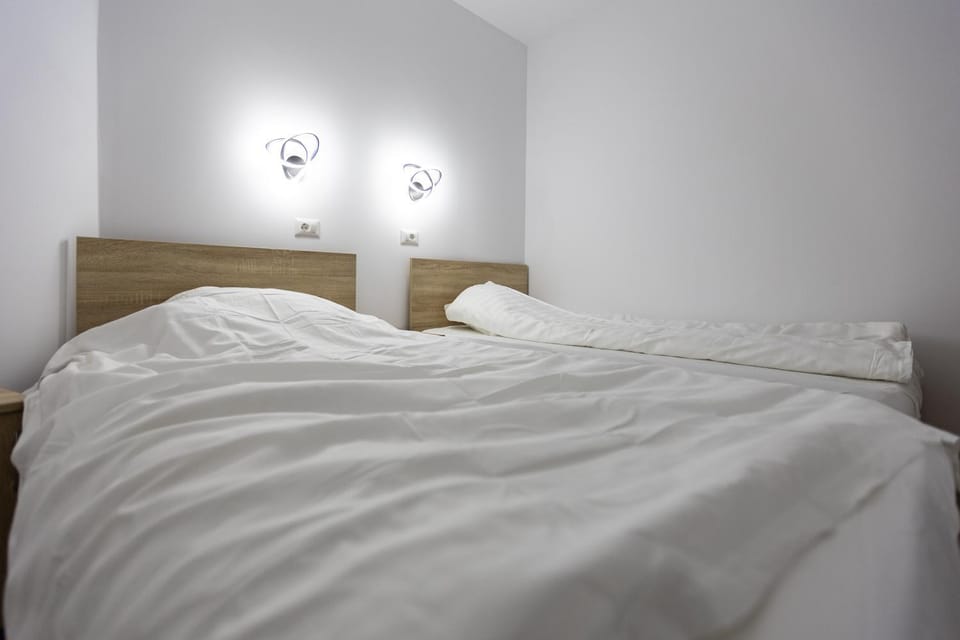 Bed, TV and multimedia, Photo of the whole room, Bedroom, air conditioner