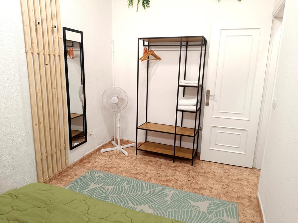 Photo of the whole room, Bedroom, wardrobe