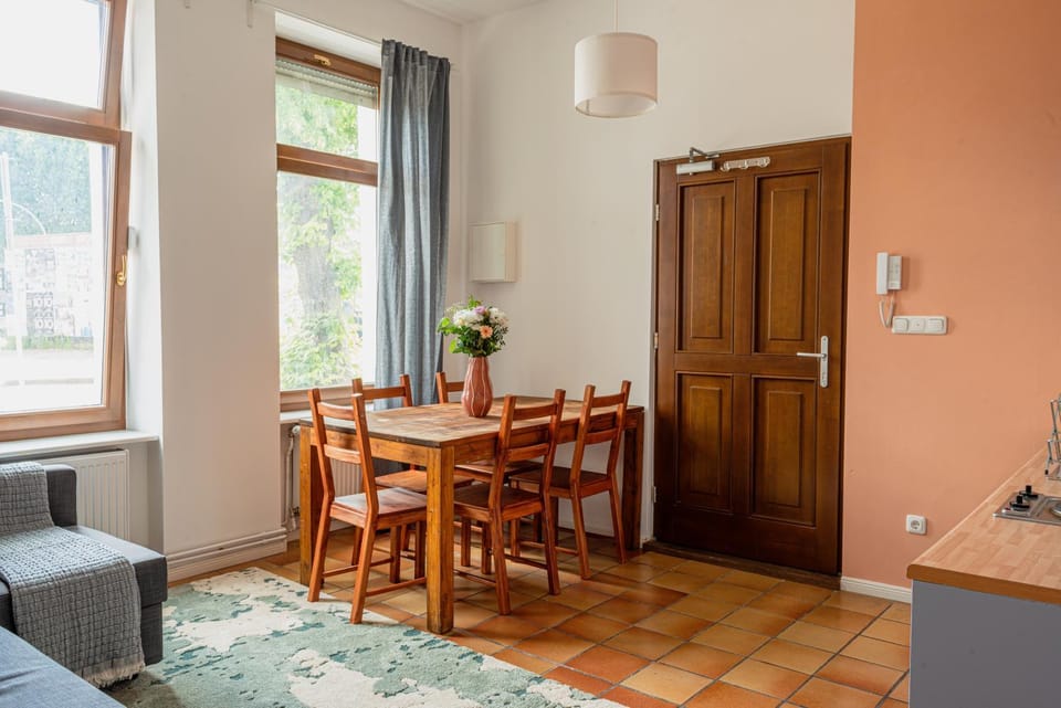 Kitchen or kitchenette, Living room, Seating area, Dining area