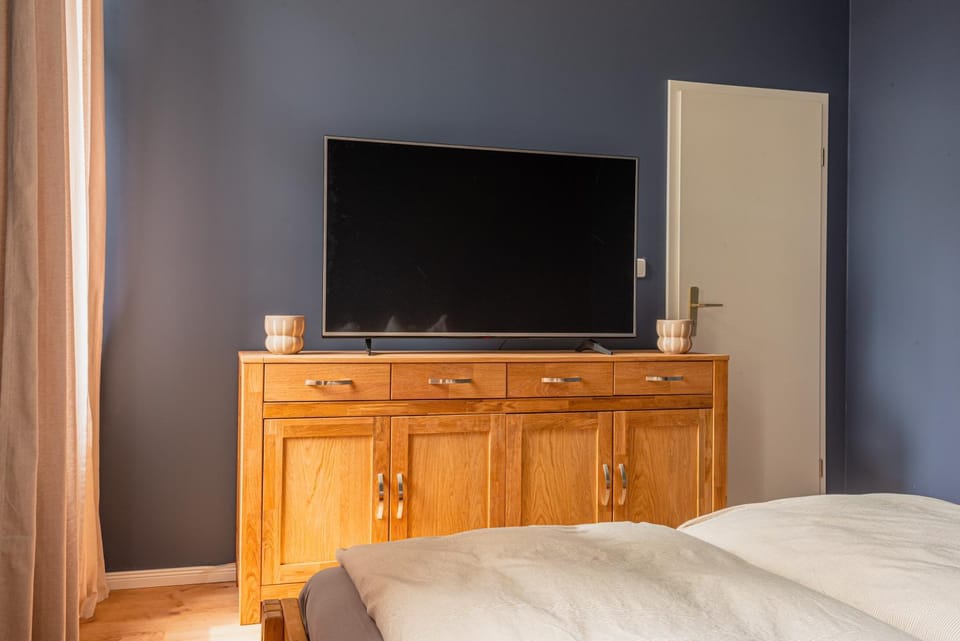 Communal lounge/ TV room, Bed, TV and multimedia, Photo of the whole room, Evening entertainment, Bedroom