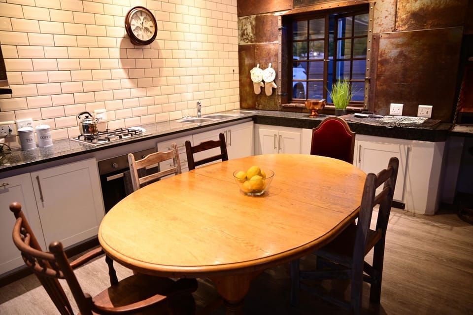 Coffee/tea facilities, Kitchen or kitchenette, Dining area, stove