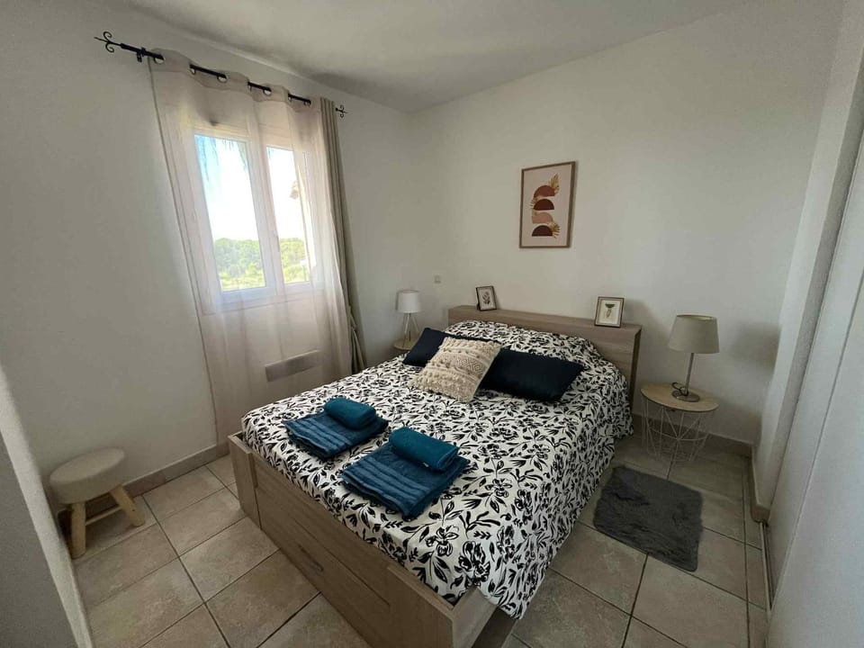 Bed, Photo of the whole room, Bedroom, towels