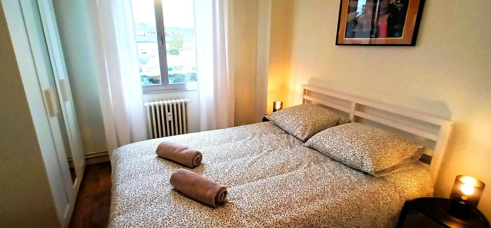 Bed, Photo of the whole room, Bedroom, internet, towels