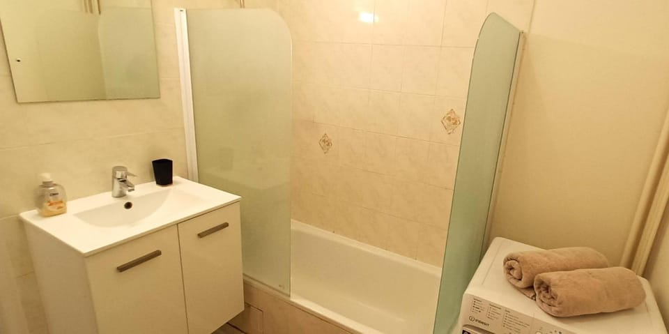 Bathroom, Bath, towels
