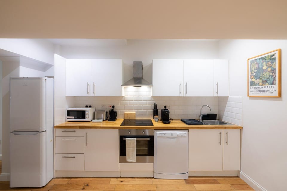 Coffee/tea facilities, Kitchen or kitchenette, oven, stove, toaster