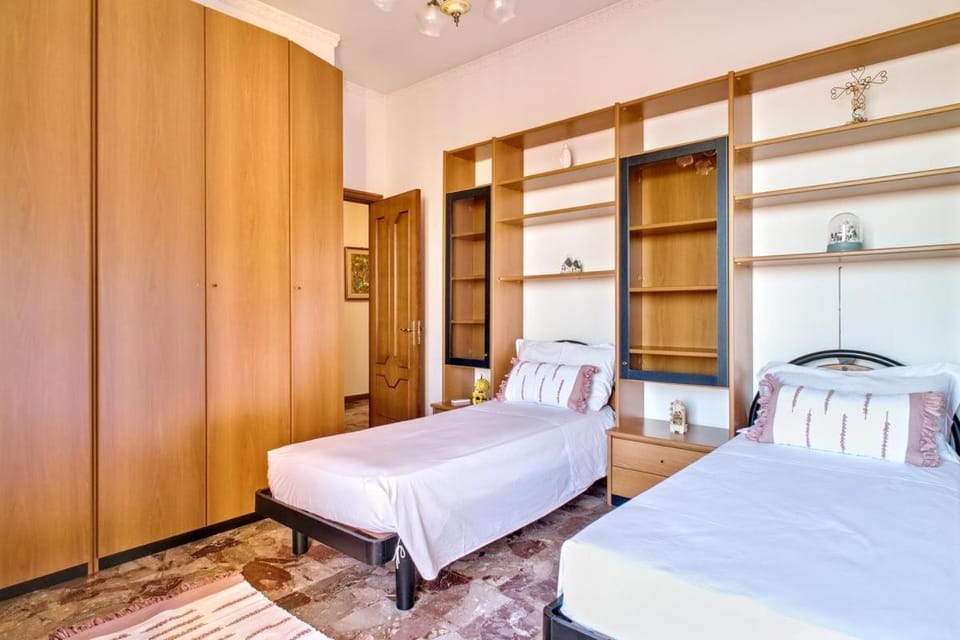Photo of the whole room, Bedroom, wardrobe