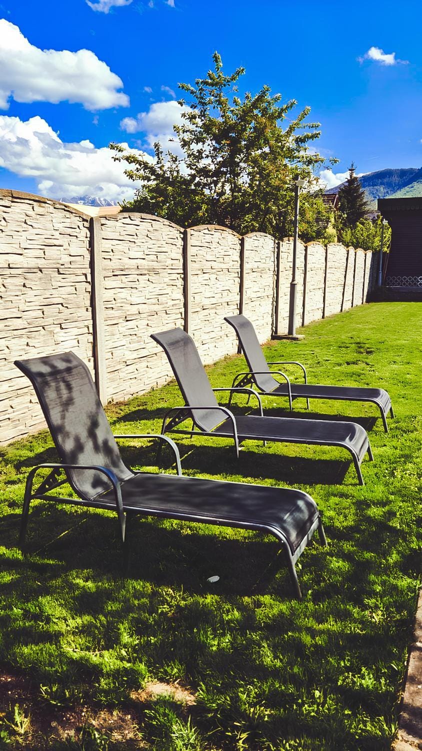 Spring, Day, Natural landscape, Garden, Garden, Hot Tub, Garden view, sunbed
