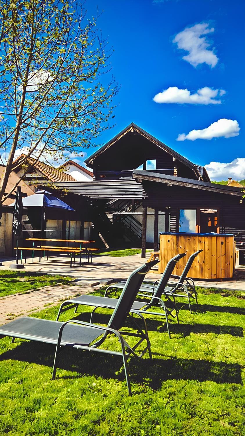 Property building, Day, Natural landscape, Garden, Garden, Hot Tub, Garden view