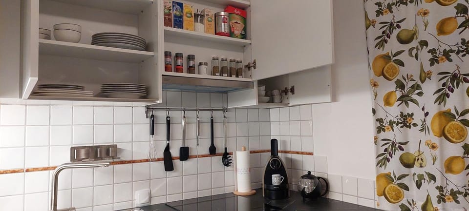 Coffee/tea facilities, Kitchen or kitchenette, stove