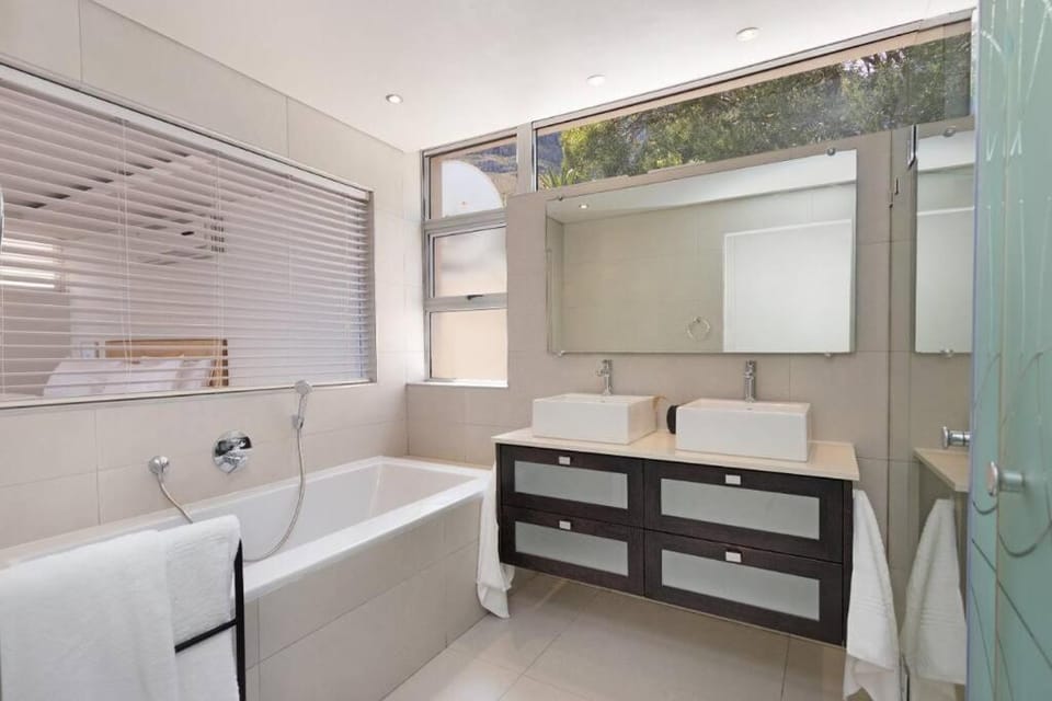 Camps Bay Grace - Villa with pool and ocean views Villa in Camps Bay