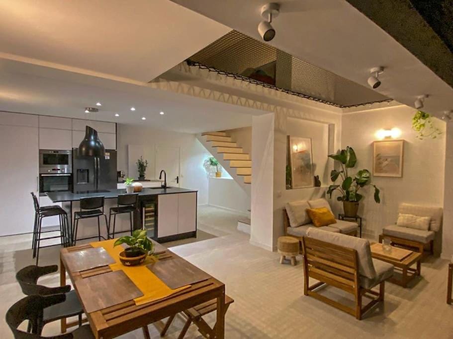 Kitchen or kitchenette, Seating area, Dining area