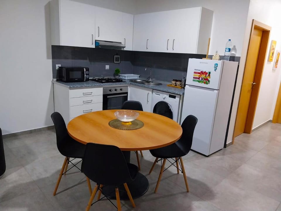 Kitchen or kitchenette, Dining area, oven, stove