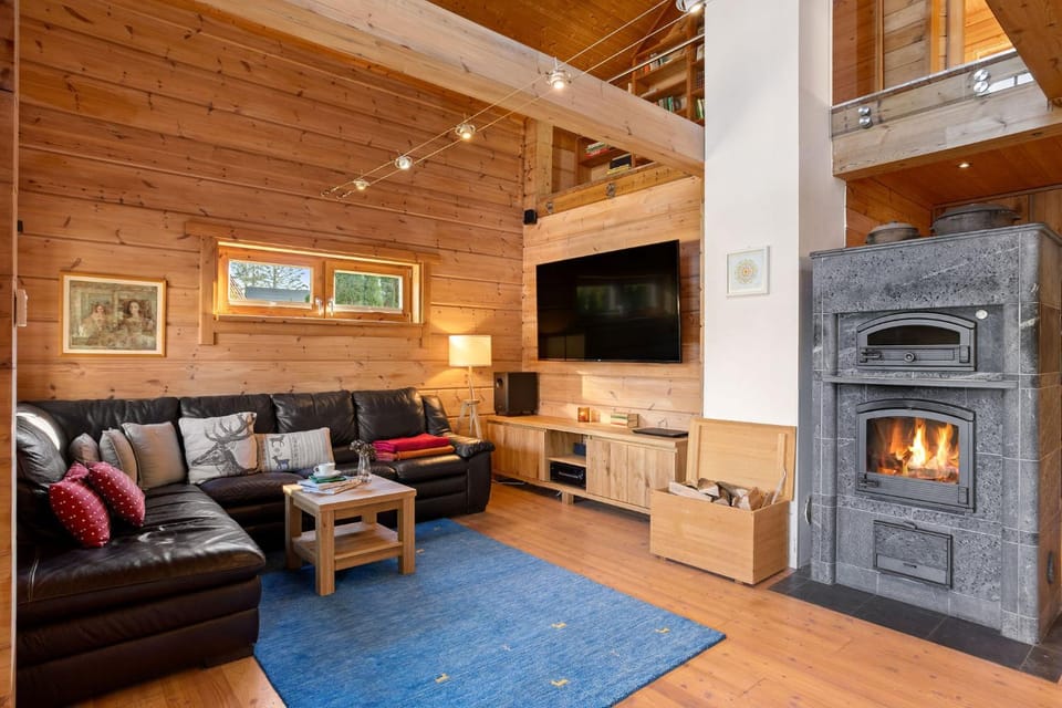 TV and multimedia, Living room, Seating area, fireplace