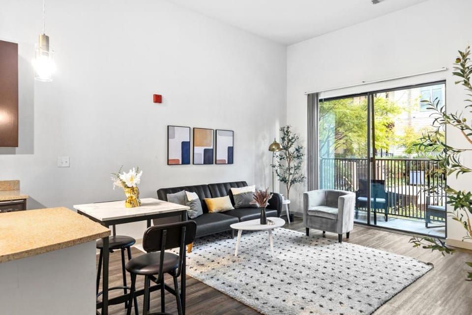 1BR Getaway with Pool View in Birmingham Apartment in Birmingham