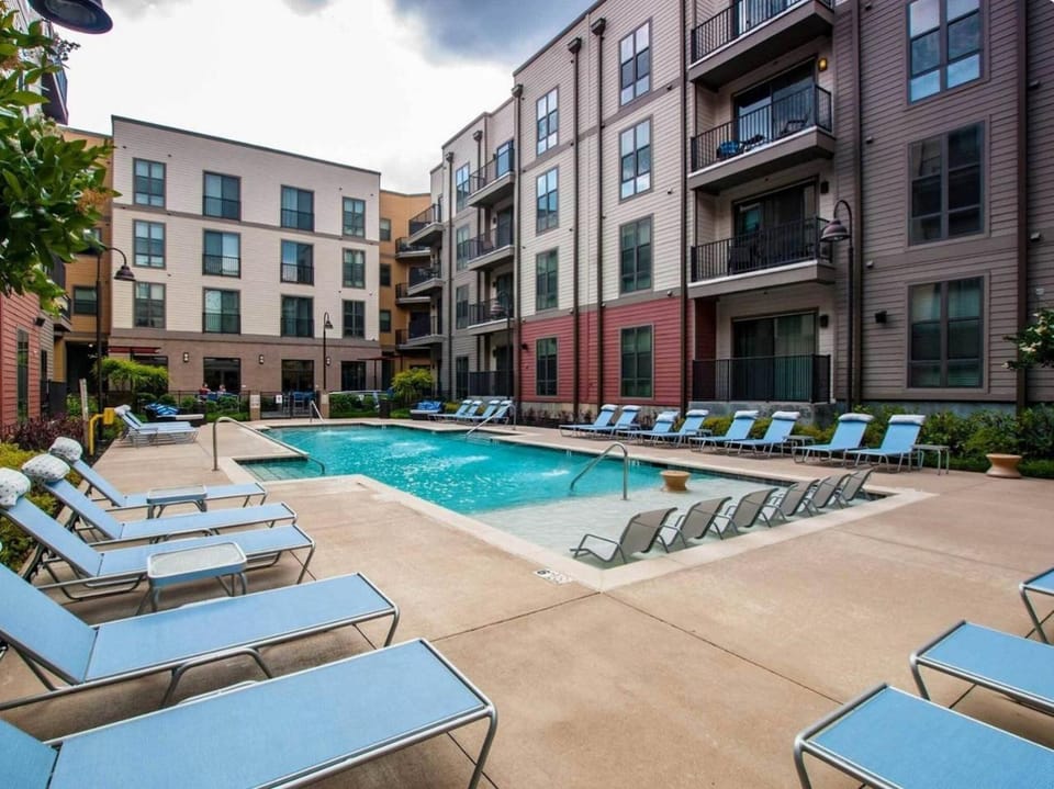 1BR Getaway with Pool View in Birmingham Apartment in Birmingham