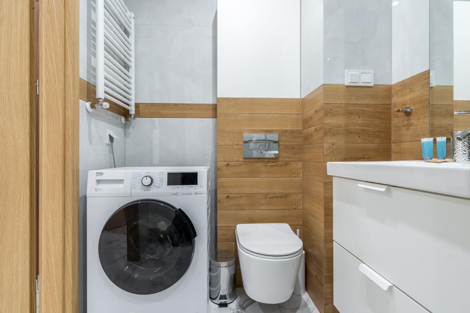 Shower, Toilet, Bathroom, towels, washing machine