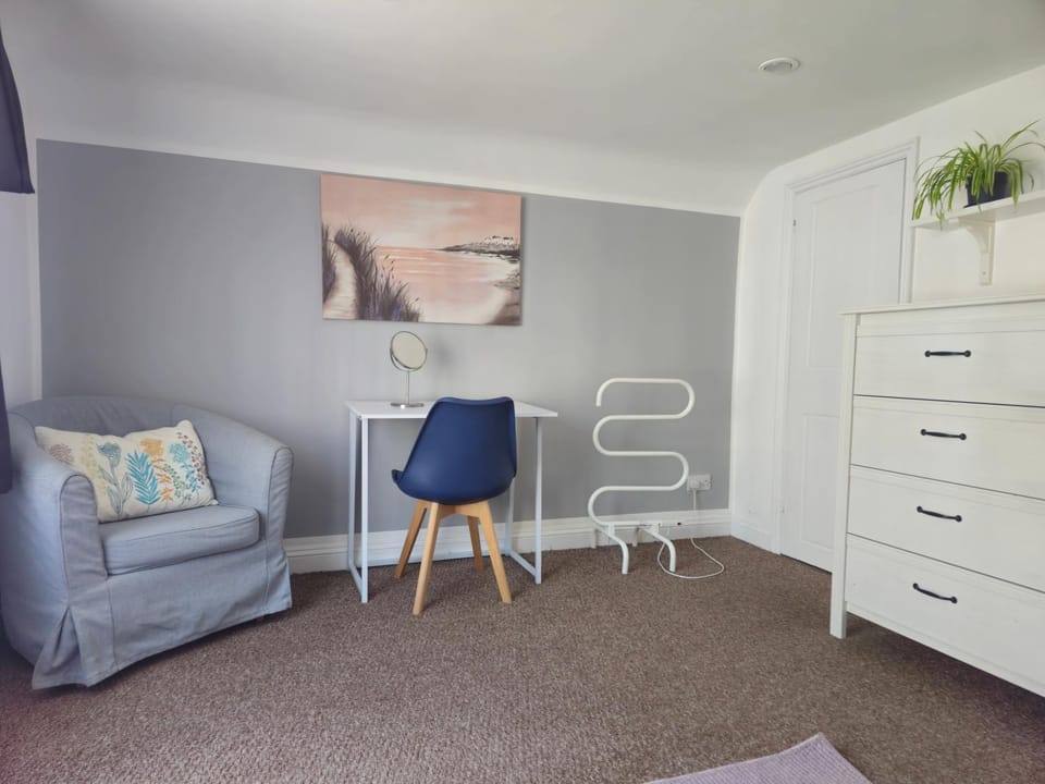 Coastal Terrace Retreat- Allocated Parking, 2 Bedrooms Apartment in Portsmouth