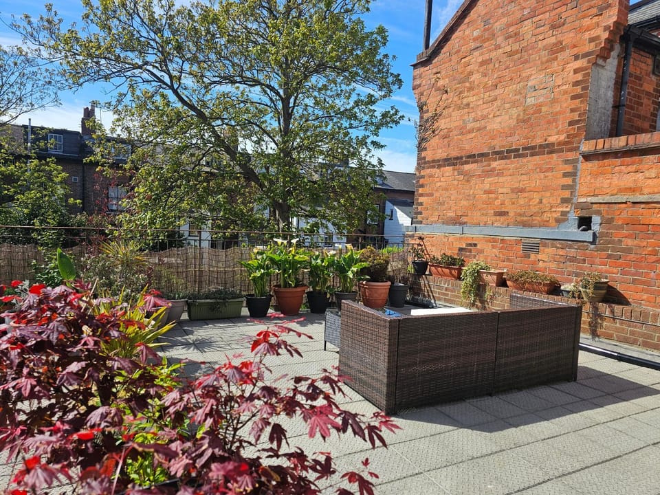 Coastal Terrace Retreat- Allocated Parking, 2 Bedrooms Apartment in Portsmouth