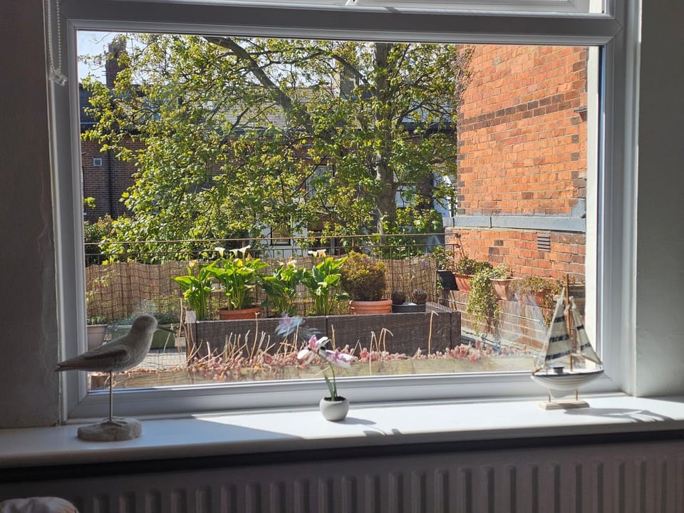 Coastal Terrace Retreat- Allocated Parking, 2 Bedrooms Apartment in Portsmouth