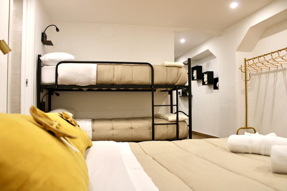 Bedroom, bunk bed