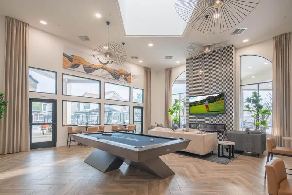 Rare King Bed Hot Tub Pool Golf Pickleball Parking Apartment in Scottsdale