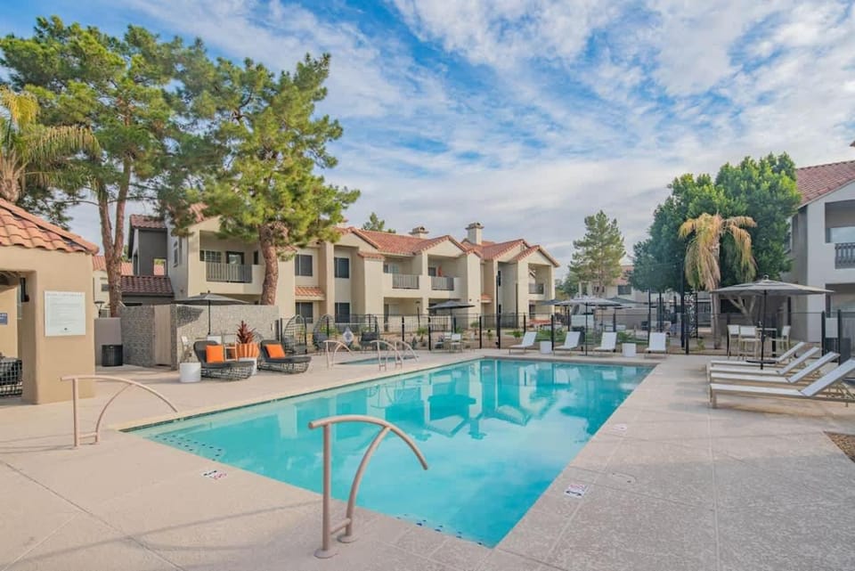 Cozy King Bed Golf Pickleball Pool Hot Tub Parking Apartment in Scottsdale