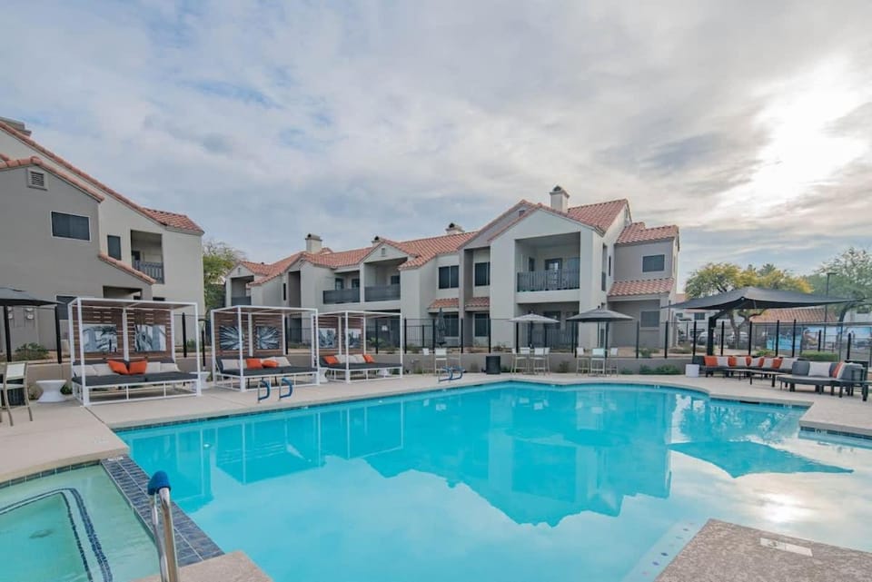 Chic Golf Pickleball Pool Hot Tub King Bed Parking Apartment in Scottsdale