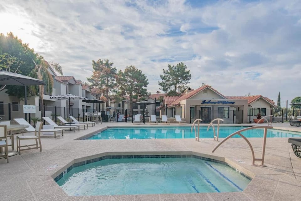 Chic Golf Pickleball Pool Hot Tub King Bed Parking Apartment in Scottsdale