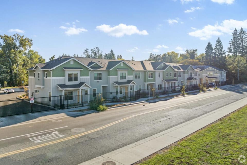 Modern Spacious Pool Apartment PET FRIENDLY Apartment in Chico