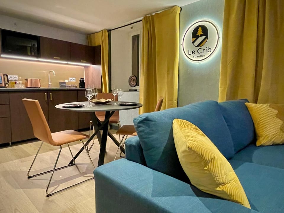 Kitchen or kitchenette, Living room, Seating area, Dining area