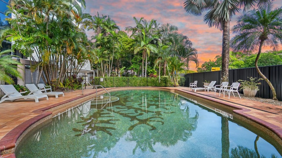 Swimming pool, sunbed