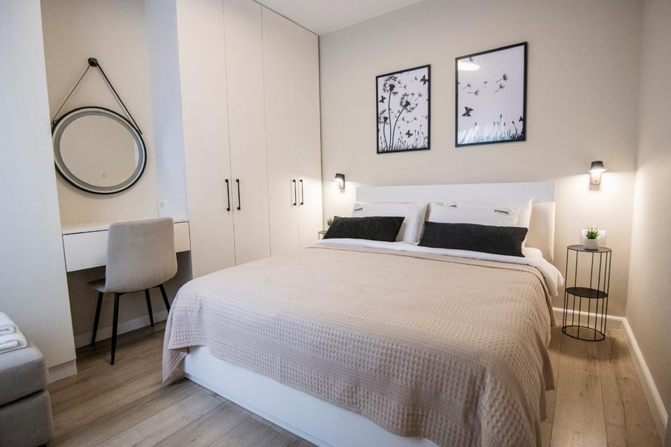 Bed, Photo of the whole room, Bedroom