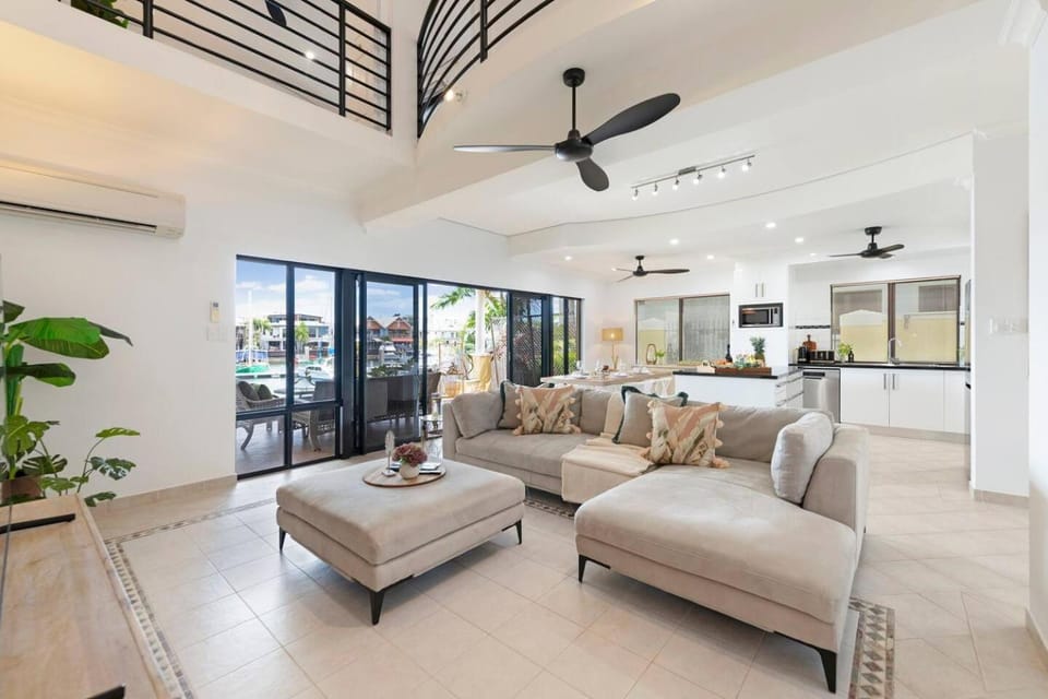 Villa Utopia on the Marina 3 Bed, 3 Bath House in Darwin
