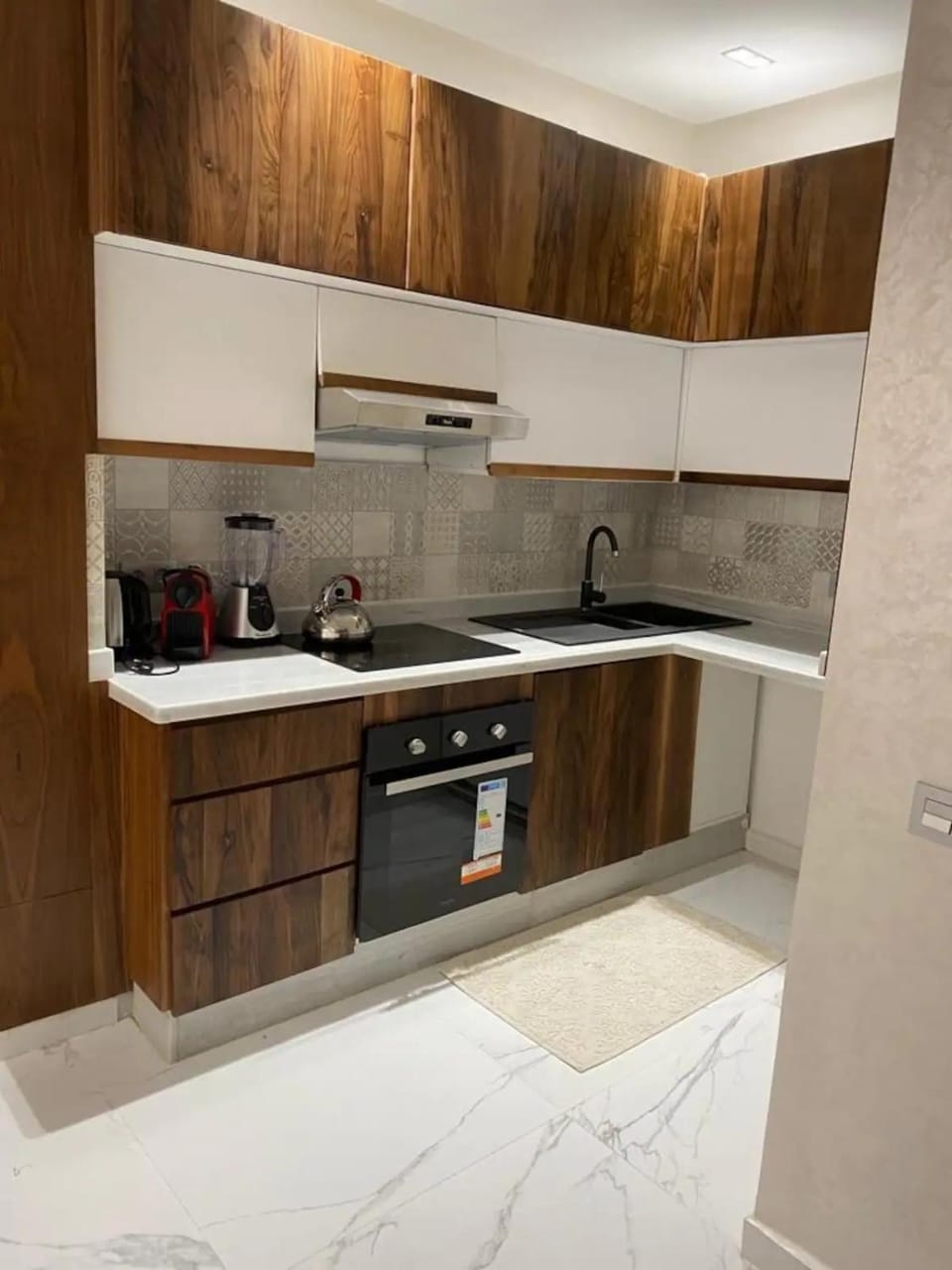 Kitchen or kitchenette, minibar, stove