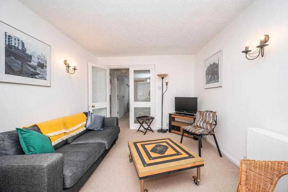 Communal lounge/ TV room, TV and multimedia, Living room, Seating area, Evening entertainment
