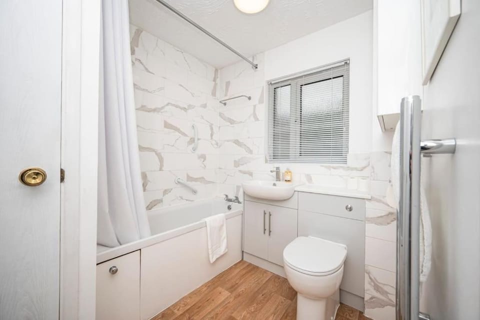 Shower, Toilet, Bathroom, Bath