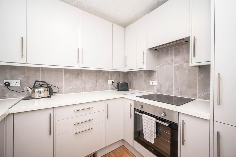 Coffee/tea facilities, Kitchen or kitchenette, stove, toaster