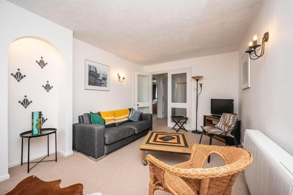 Communal lounge/ TV room, TV and multimedia, Living room, Seating area, Dining area, Evening entertainment
