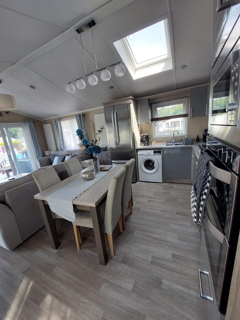 Kitchen or kitchenette, Dining area, dishwasher, oven, stove, washing machine