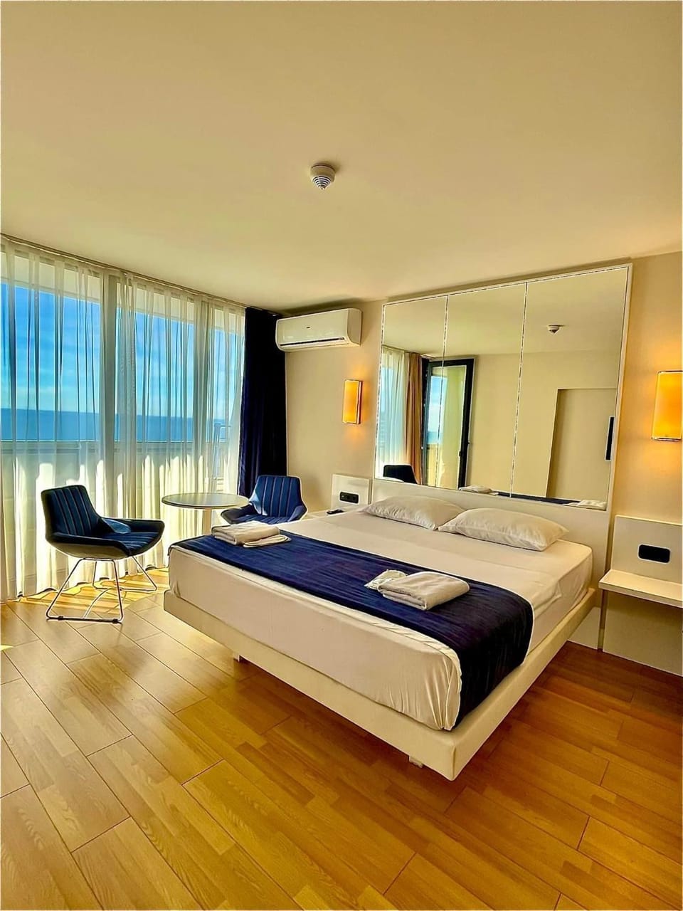 Bed, Living room, Photo of the whole room, Seating area, Bedroom, towels