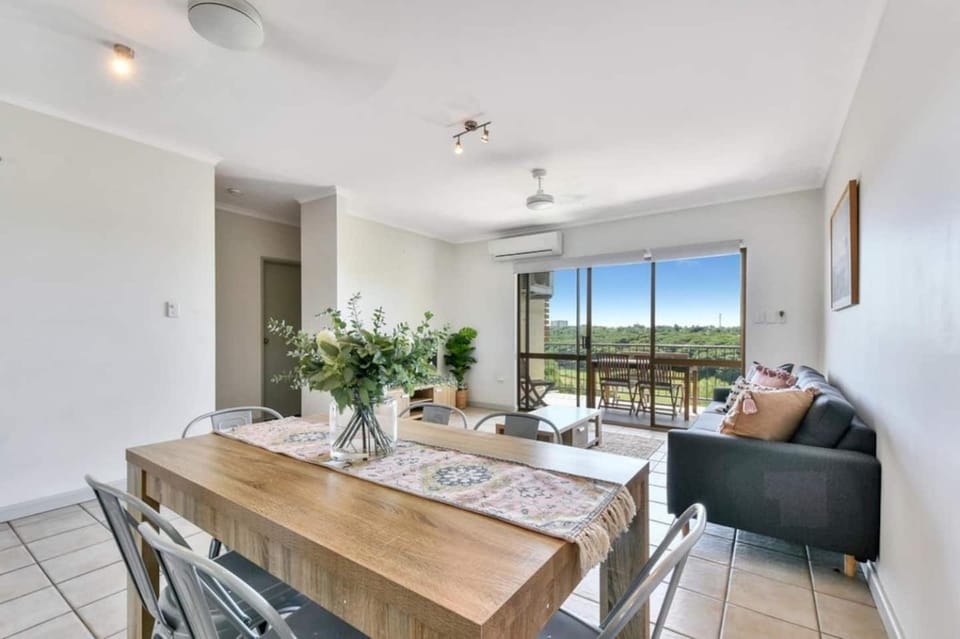 Gorgeous Golf Course views from top floor Apartment in Darwin