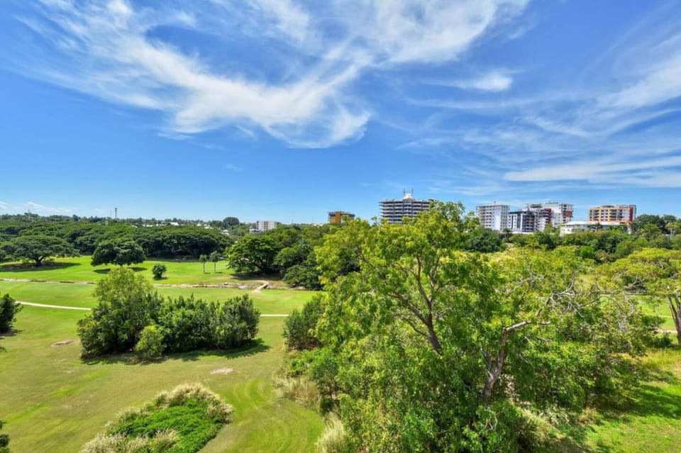 Gorgeous Golf Course views from top floor Apartment in Darwin