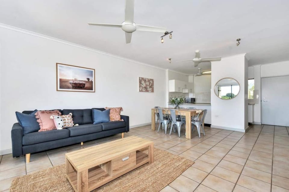 Gorgeous Golf Course views from top floor Apartment in Darwin