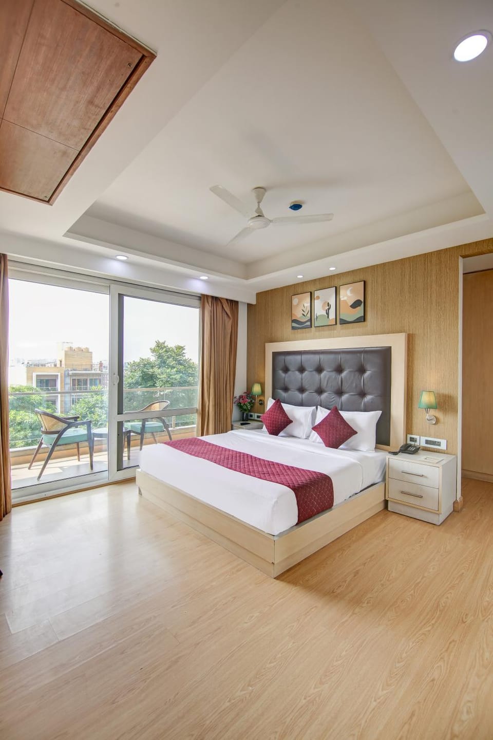 Bed, Photo of the whole room, Seating area, Bedroom, towels