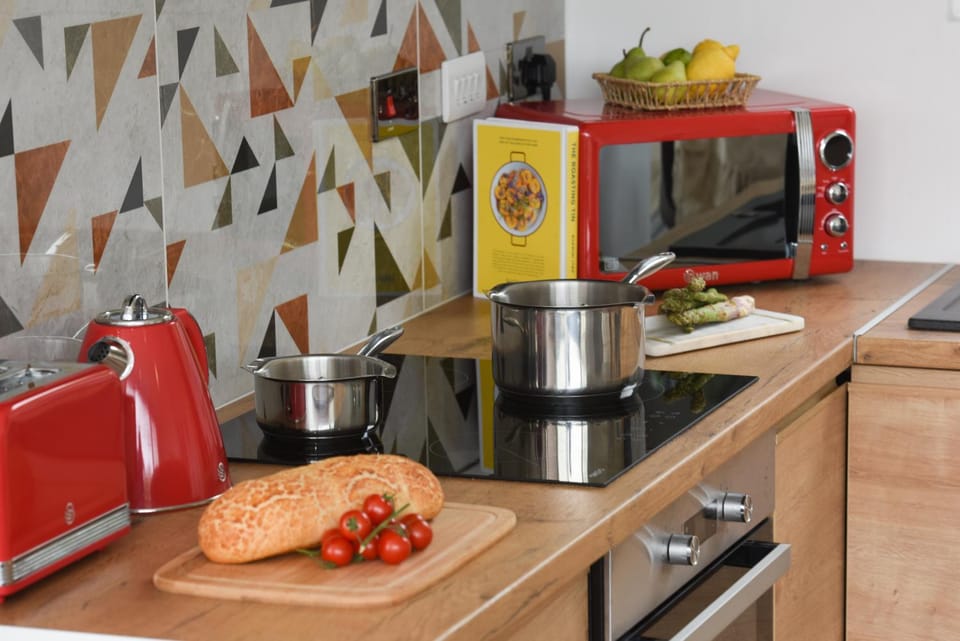 Coffee/tea facilities, Kitchen or kitchenette, stove, toaster