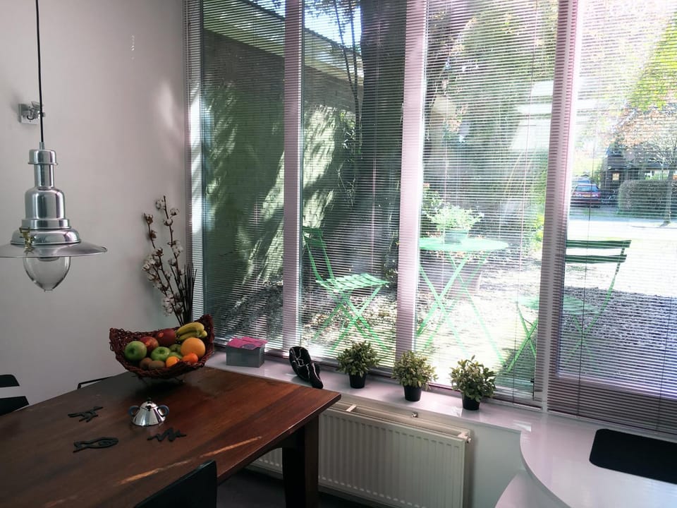 Food and drinks, Decorative detail, Dining area, Food, Garden view