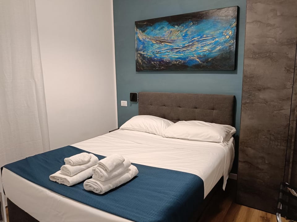 Bed, Photo of the whole room, Bedroom, towels