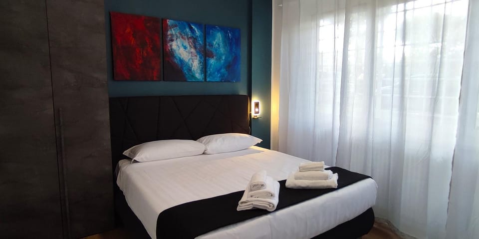 Bed, Photo of the whole room, Bedroom, towels