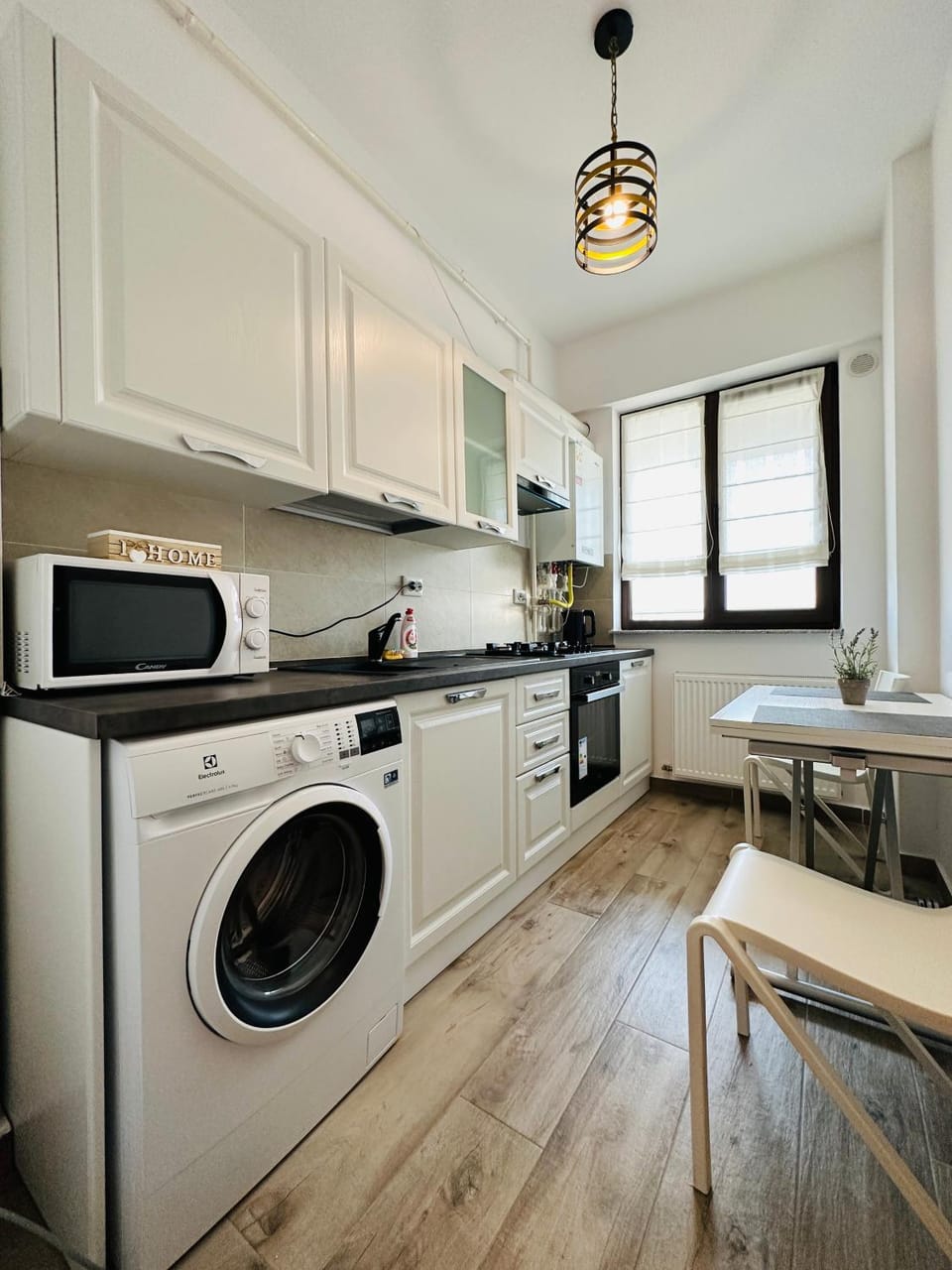 Kitchen or kitchenette, Dining area, washing machine